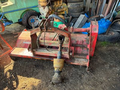 un homme qui travaille sur une machine dans la poussière