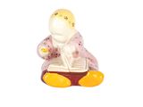 une petite figurine représentant une femme en train de lire un livre