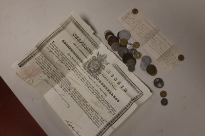 un morceau de papier et quelques pièces de monnaie posés sur une table