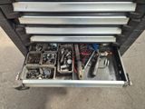 une boîte à outils contenant de nombreux outils différents