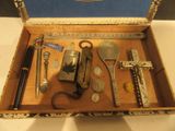 une boîte en bois contenant divers objets