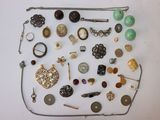 plusieurs types de bijoux différents sur une surface blanche