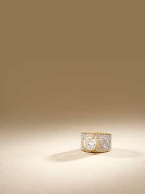 une image d'une bague en diamant sur fond beige