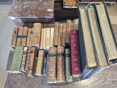 de nombreux vieux livres posés ensemble sur la table