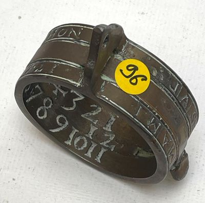 une bague sur laquelle est gravée la photo d'une personne