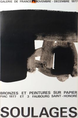une photo d'une affiche en noir et blanc accrochée sur un mur blanc