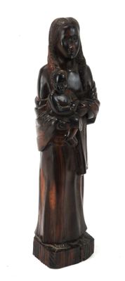 statue d'une femme tenant un bébé dans ses bras