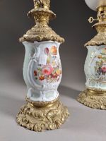 Paire de lampes à pétrole à fut en porcelaine polychrome à d… (photo 2)
