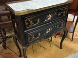une commode noire avec un plateau en marbre