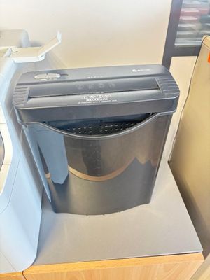une machine posée sur un comptoir