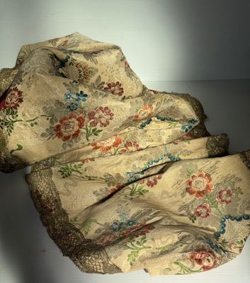 un morceau de tissu posé sur une table