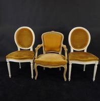 Paire de chaises en bois peint blanc mouluré à dossier médai…