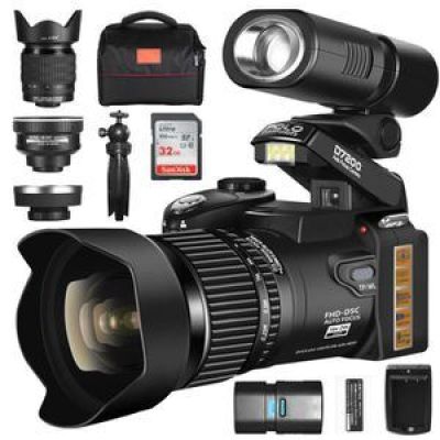 un gros plan d'un appareil photo avec un flash, un objectif et d'autres accessoires