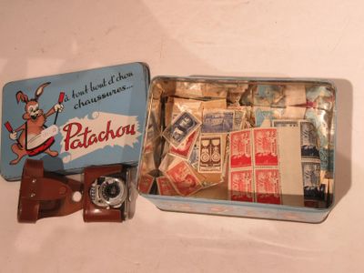une petite boîte en fer contenant un appareil photo