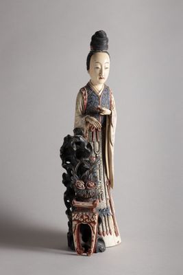 figurine chinoise représentant une femme avec un chien assis sur un tabouret