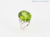 une bague en or blanc sertie d'un péridot taille coussin