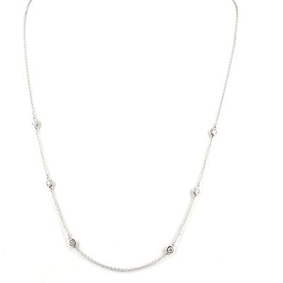 un collier en or blanc serti de diamants sur fond blanc