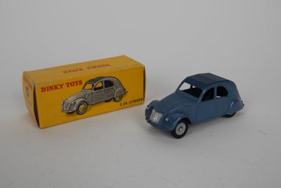 une petite voiture miniature posée à côté d'une boîte