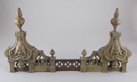 Barre de chenet en bronze doré, les coins en balustre ornés …