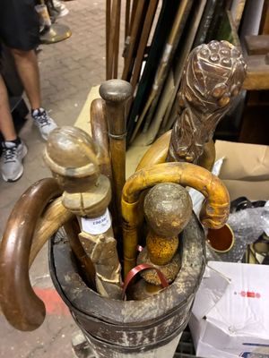 beaucoup d'objets qui traînent dans un seau