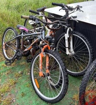 Lot de trois VTT enfants et adolescents de marques diverses.