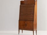 une armoire en bois avec des tiroirs et une porte au milieu