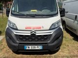 une camionnette blanche garée à côté d'une camionnette blanche
