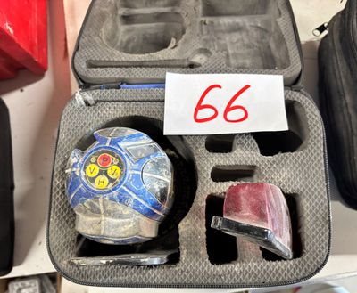 une valise qui contient beaucoup d'objets