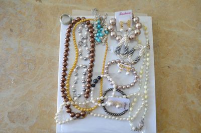 de nombreux modèles différents de colliers et de bracelets sont exposés