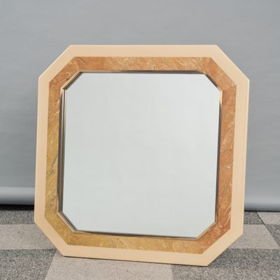 une image représentant un miroir posé sur un sol à damier