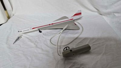 un modèle réduit d'avion posé sur un drap blanc