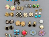 une collection de broches et de boucles d'oreilles variées