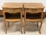 paire de tables de chevet de style provincial français avec tiroirs