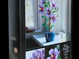 a box that has a picture of a flower in it