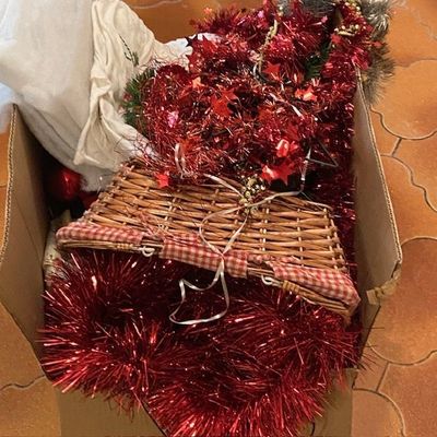 une boîte contenant tout un tas de décorations de Noël