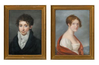 deux portraits d'un homme et d'une femme sont présentés dans un cadre en or