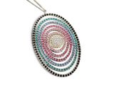 un gros plan d'un collier multicolore sur fond blanc