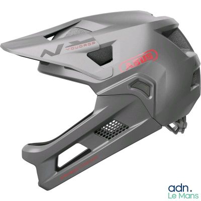 Le casque est gris et porte un logo rouge.