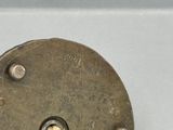 gros plan d'un objet métallique sur une surface blanche