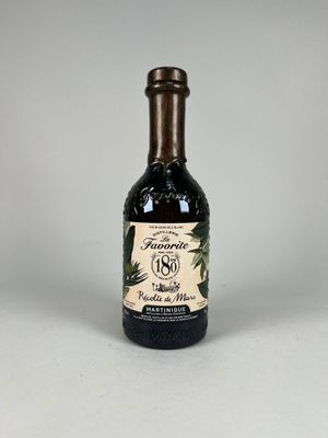une bouteille d'huile d'olive posée sur une table