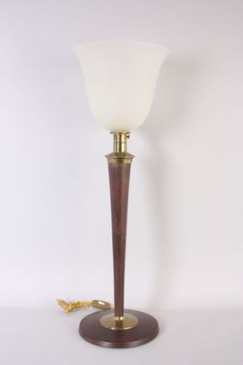 l'image d'une lampe posée sur une table