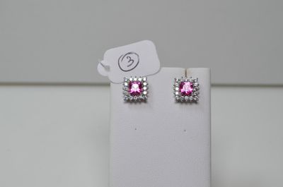 une paire de boucles d'oreilles « cubicge » roses et blanches exposées