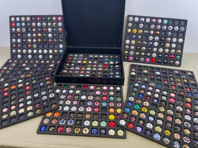 a table topped with lots of different types of buttons