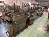 une machine qui se trouve à l'intérieur d'un bâtiment
