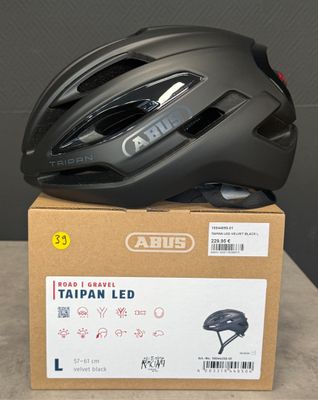 une photo d'un casque de vélo posé sur une boîte