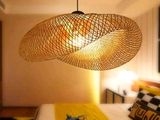 une chambre avec un lit et une lampe suspendue au plafond