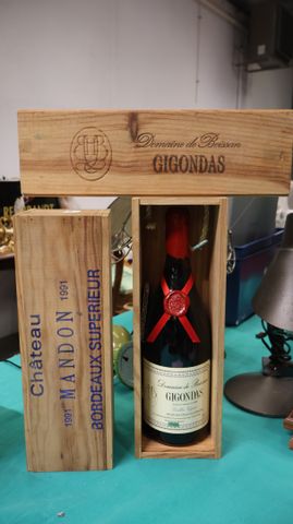 Lot comprenant 1 magnum en caisse de GIGONDAS de 2000 et 1 magnum...