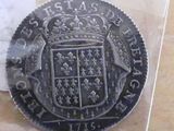 un gros plan d'une pièce d'argent surmontée d'une couronne