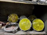 quatre lampes jaunes posées sur une étagère à côté d'une pile d'autres objets