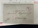 une vieille enveloppe sur laquelle figure une lettre manuscrite, posée sur une table